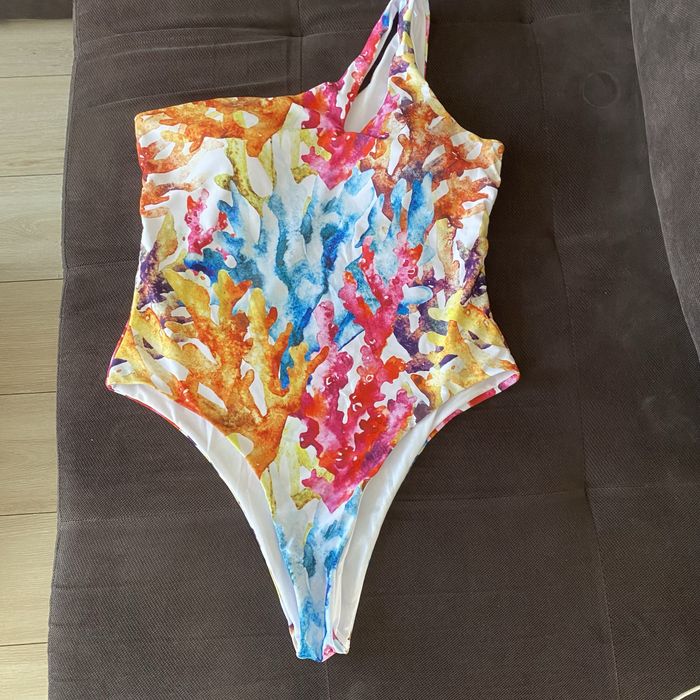 Цял бански -чисто нов