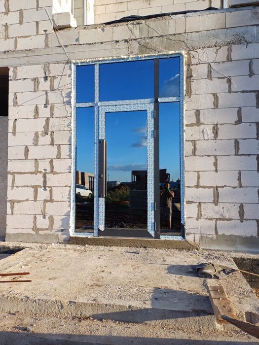 Алюминевая дверь