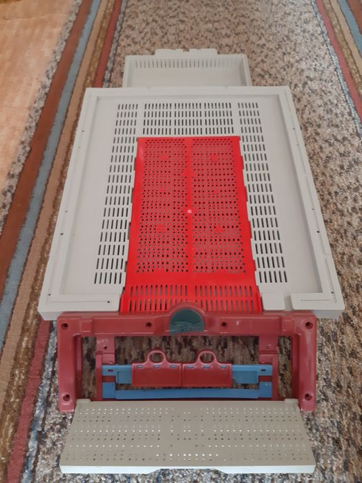 Пластмасово дъно за кошер.За добиване на прашец.Има и пласмасови капац