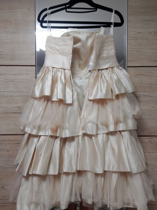 Продам вечерние платья. Разные 4 штуки.