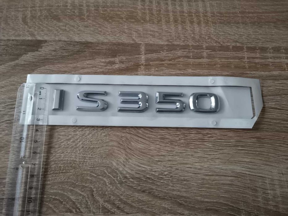 сребрист надпис Lexus IS 350