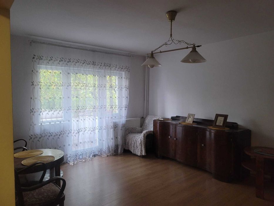 Apartament 2 camere, cu vedere larga la Palatul de Justitie, central, etaj 1, luminos, orientare sudica.