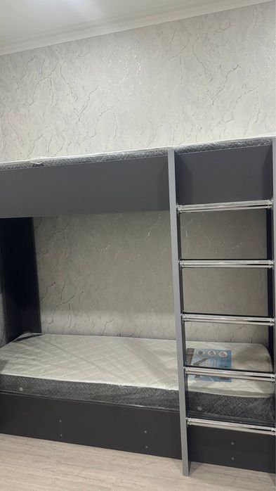 Двухъярусная кровать с новыми матрасами и полкой