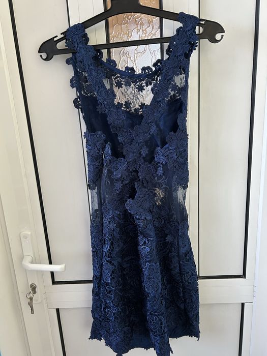 Рокля в синьо с френска дантела и гол гръб.