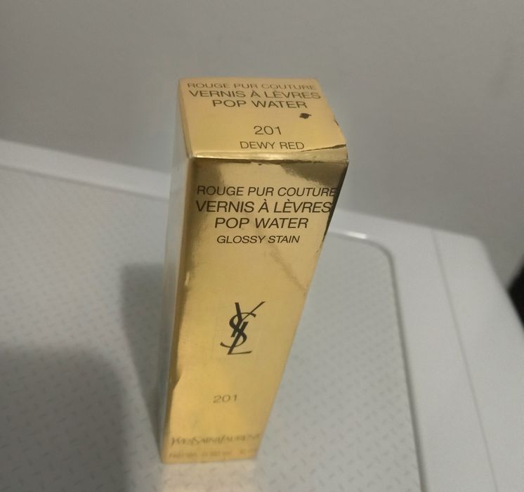 Ruj de buna calitate Yves Saint Laurent Rouge Pur Couture Vernis
