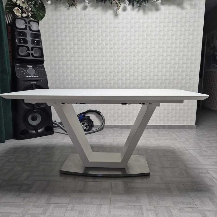 Masă extensibilă Kika, cu sticlă mată securizată stare impecabilă