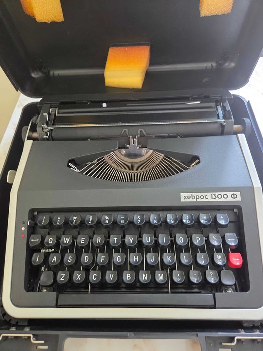 Механична преносима пишеща машина Хеброс 1300 Ф. Клавиатура Qwerty
