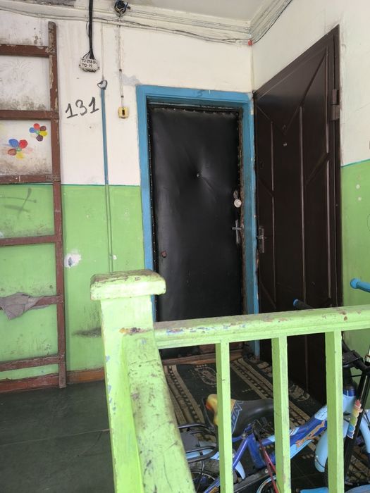 В деревянном доме 2 х ком квартиру 2/2 огород санузел раздельный