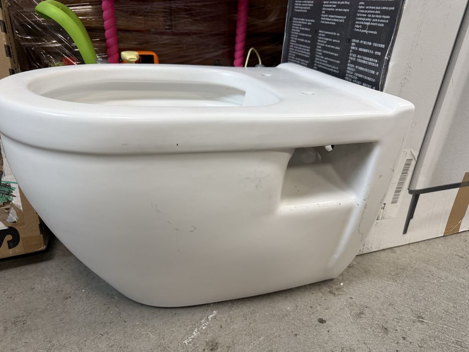 Чисто нова тоалетна чиния