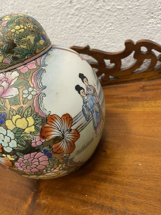 Китайска порцеланова ваза с  капак начало-средата на XX в., Китай