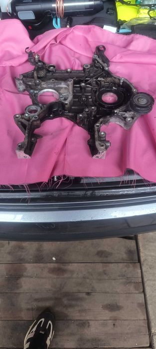 Продавам болтове и страничен капак за двигател d4fd 1.7crdi