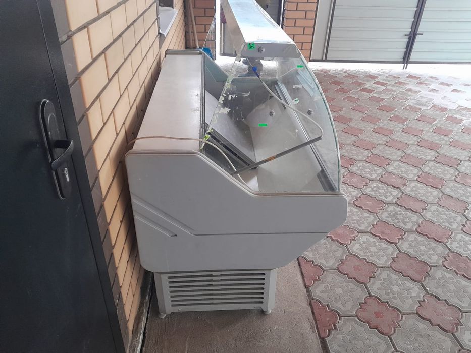 Витриный холодильник