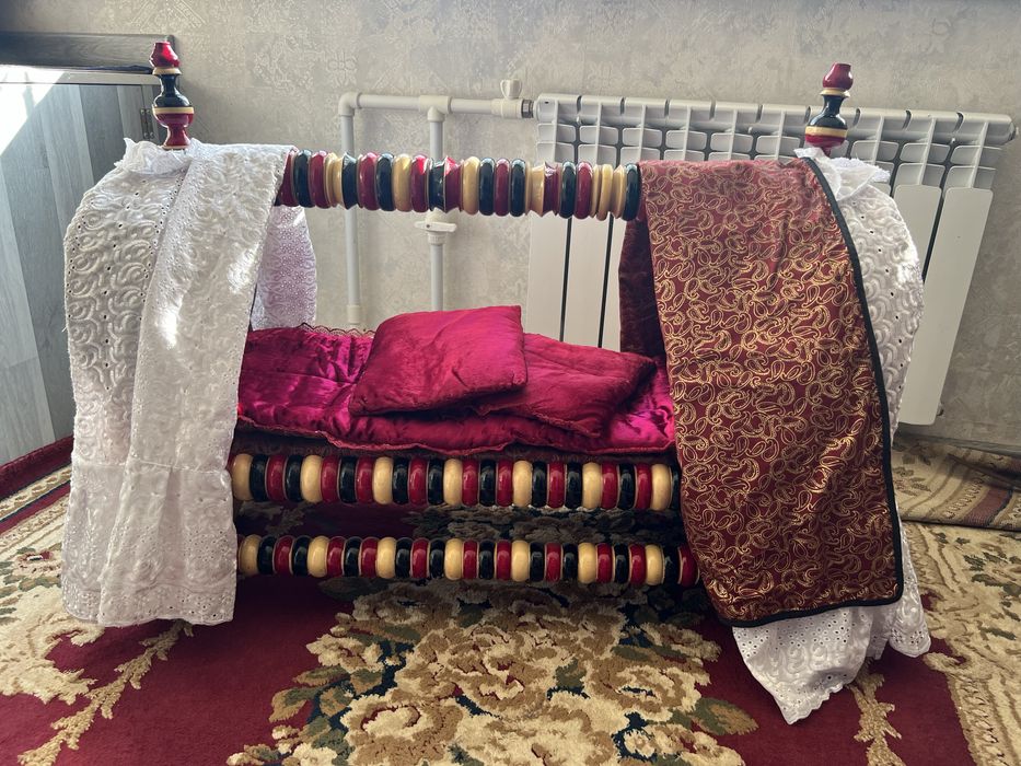 Beshik ichida matras korpacha yostigi bor.