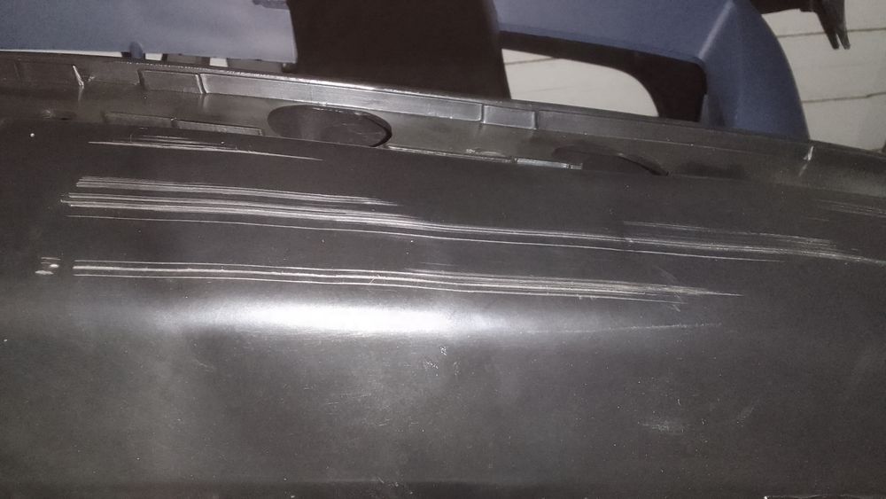 Передний новый бампер Бмв е34. Поцарапан