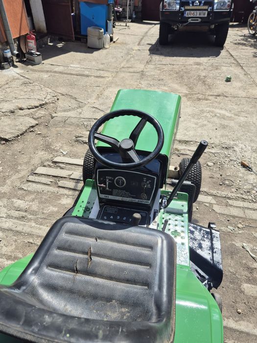 Tractoras tuns gazon tractor iarba