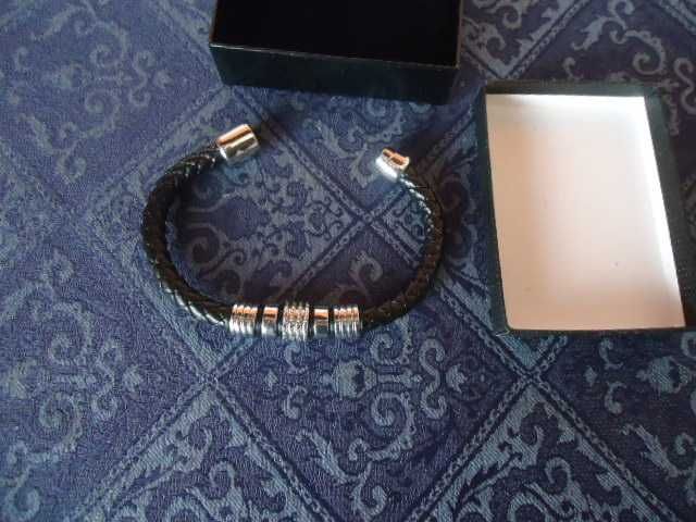 Кожена гривна Avon в кутийка