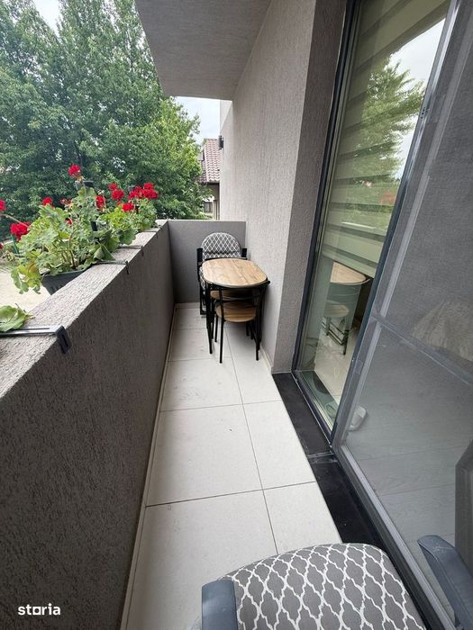 Apartament 3 camere, balcon, debara si loc de parcare privat.