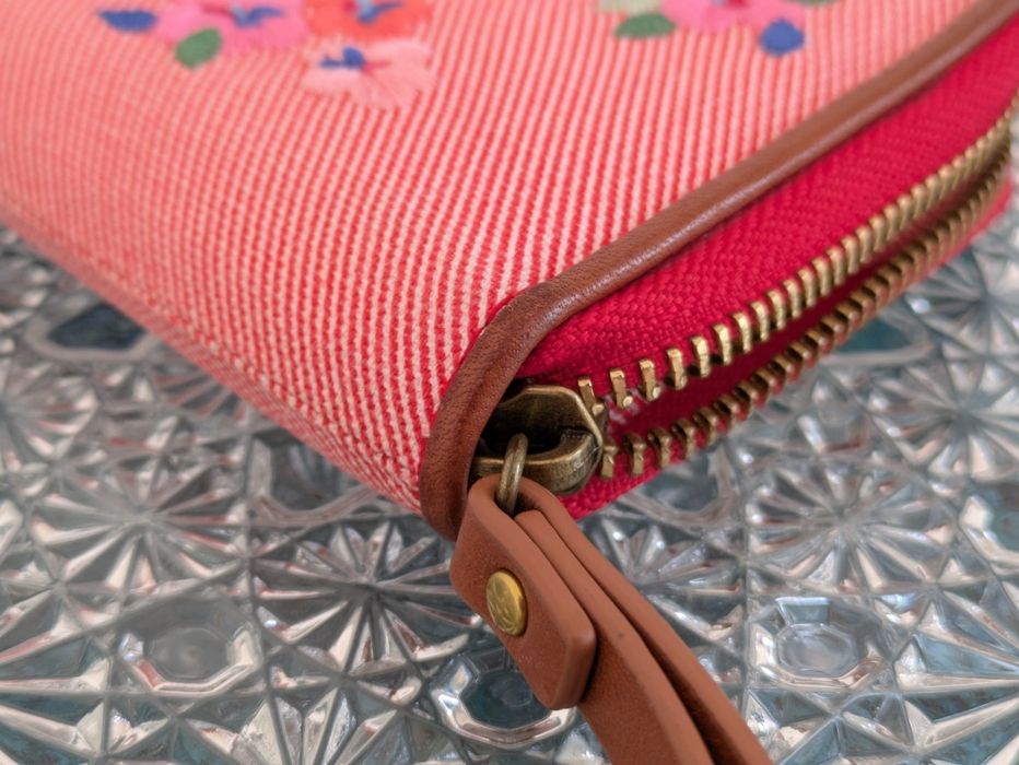 Малко червено партмоне с цветя