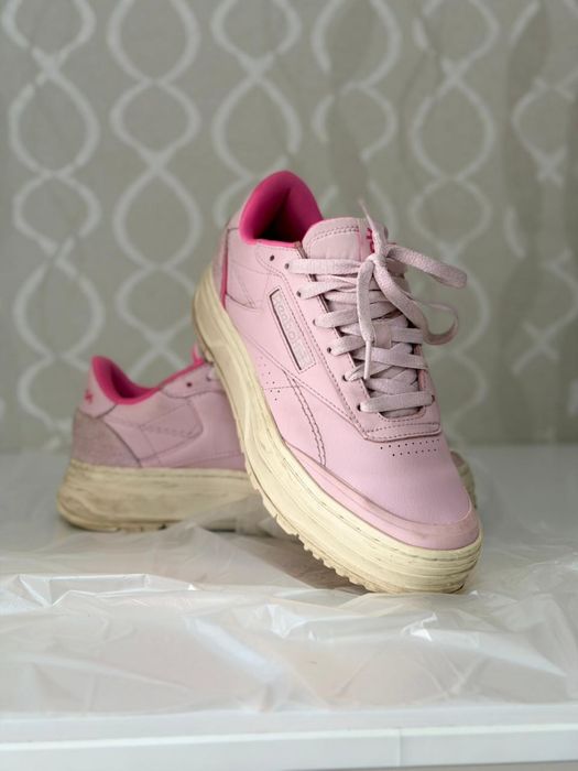 Продам кроссовки женские