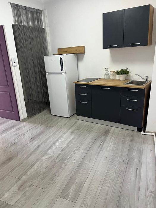 Închiriez apartament cu 2 camere