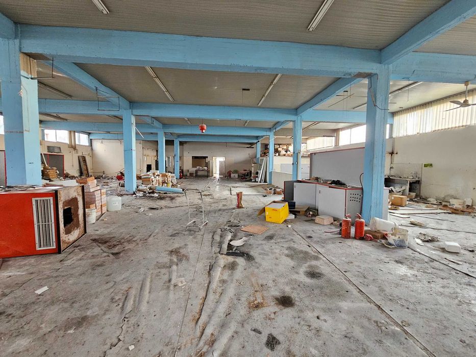 Продава се промишлен обект от 935 кв.м. в VI.PE. Кавала (код 4693)