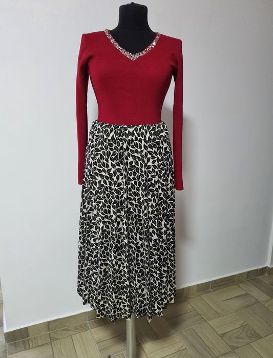 Fusta plisata, talie elastica, model versatil