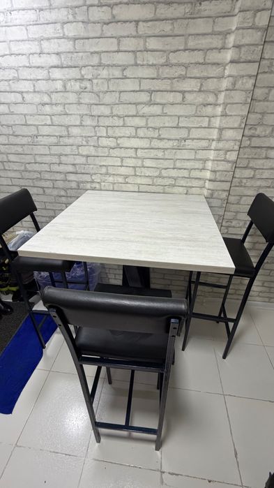 Продается стильный стол со стульями (4 стула ) стильный дизайн