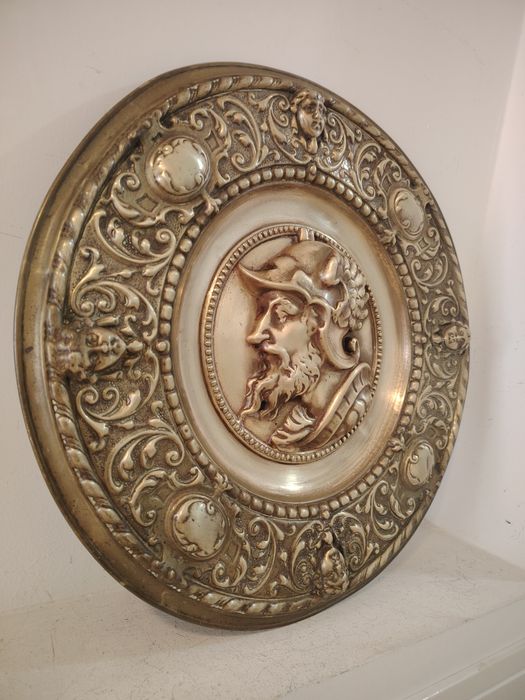 Superb basorelief,tablou din alama masiva  bătut manual ,piesa cu o lucrătură de o foarte mare finețe , dimensiuni 46 cm in diametru