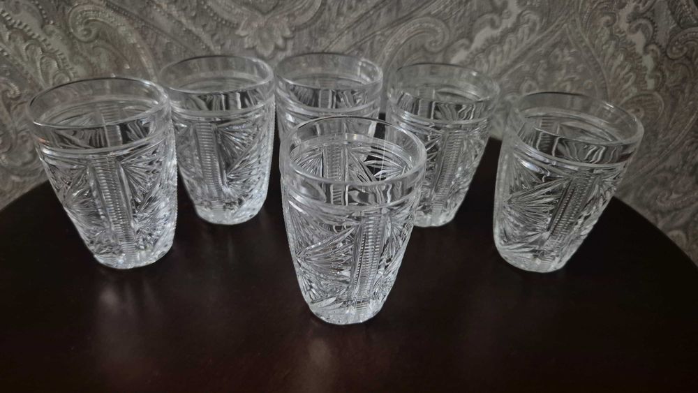Антикварные хрустальные рюмки-стопки ваза.