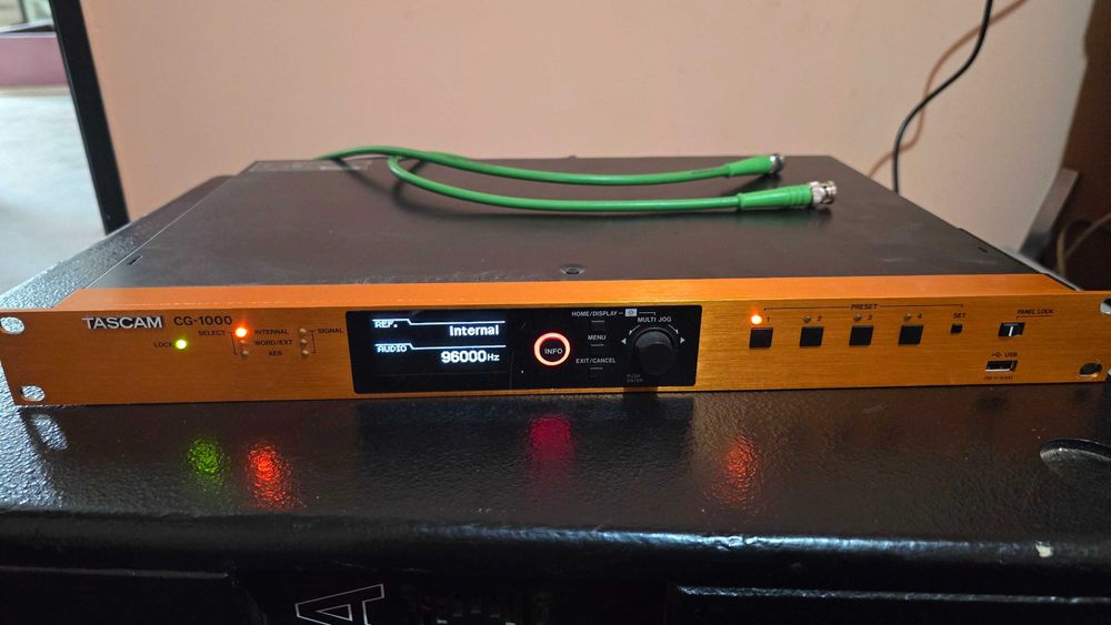 TASCAM CG-1000
Generator de clock