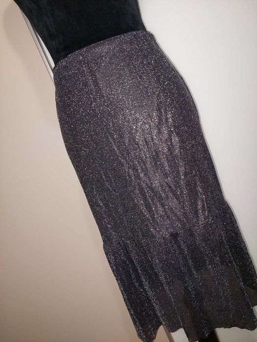 Fustă neagră de ocazie strălucitoare, cu volănașe