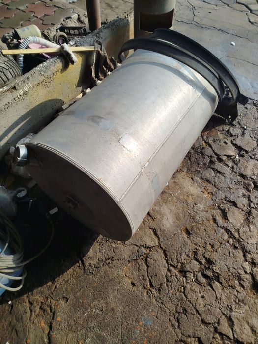 Бак 150 литровый с кронштейном