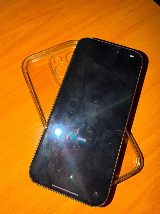 Продавам iphone 15 pro natural titanium