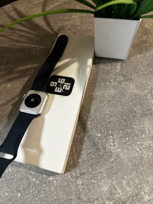 Продам смарт часы Apple Watch SE 40mm