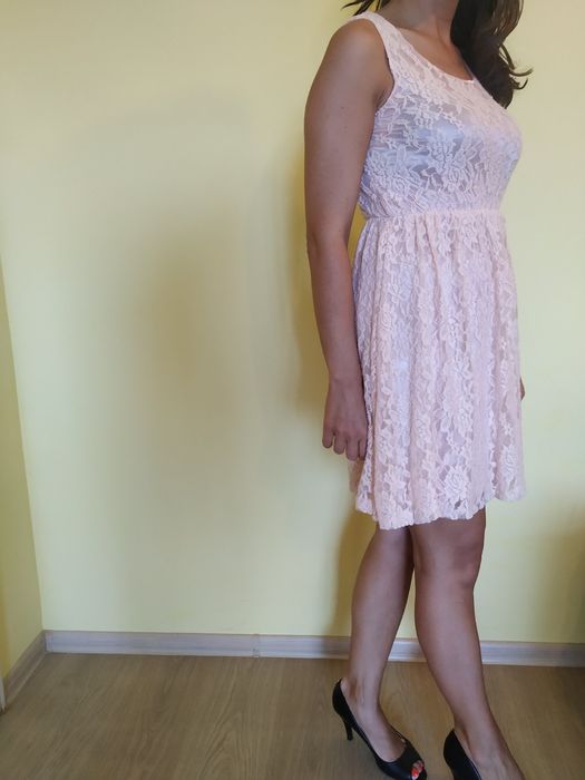 Кокетна дантелена рокля