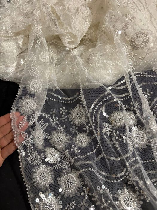 Бяла дантела, подходяща за сватбена рокля