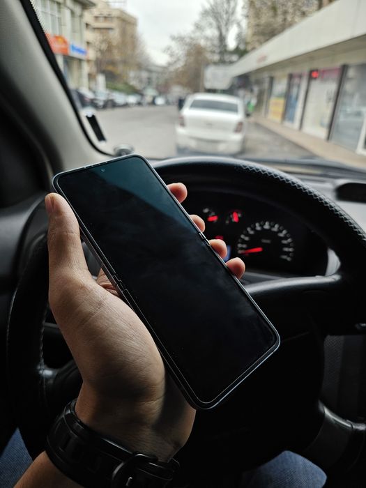 Samsung Galaxy Z Flip 6. Joyi 12/256 GB. Garantya bor. Ime o'tkan