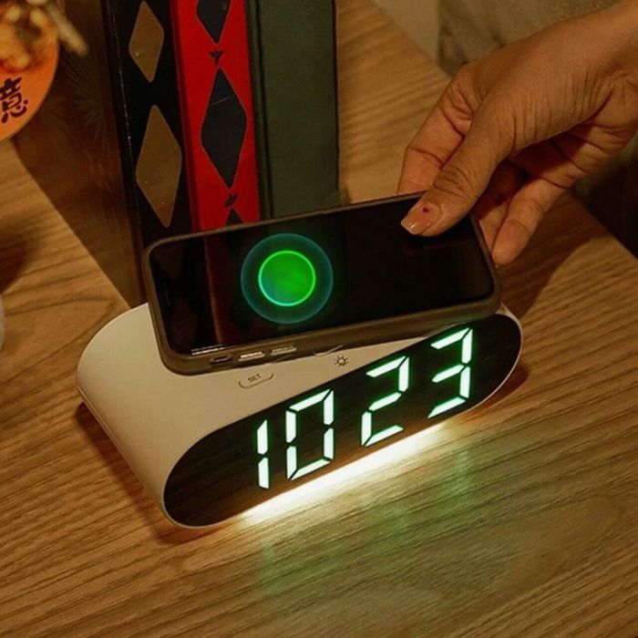 Часы настольный с беспроводной зарядкой