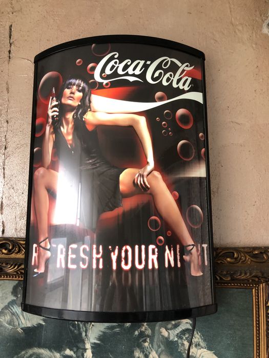 Рекламна лампа работи  кака гола