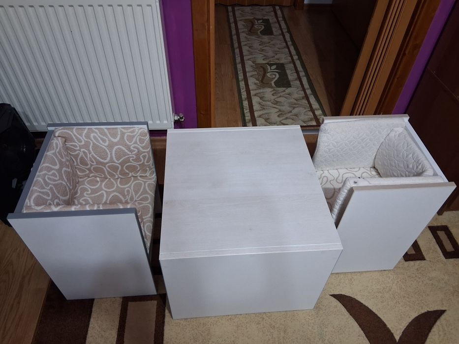 Vând măsuță si scaune de copii