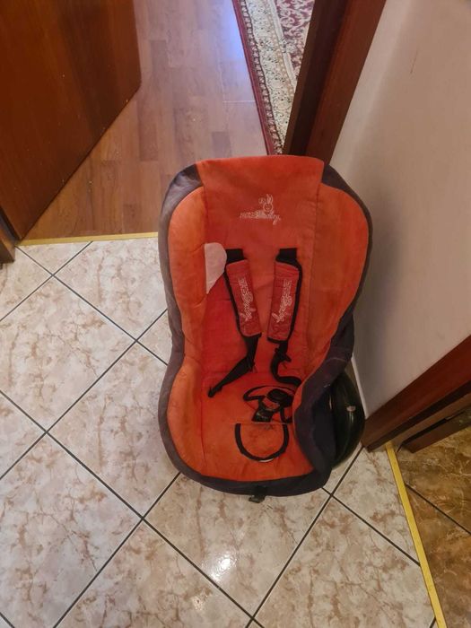 Donatii: canapea, scaun copil, tricicleta