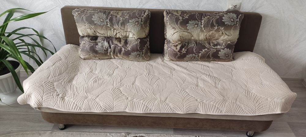 Продам диван в хорошем состоянии.