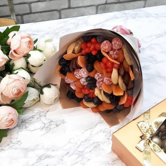 Съедобный букет из сухофрукты.