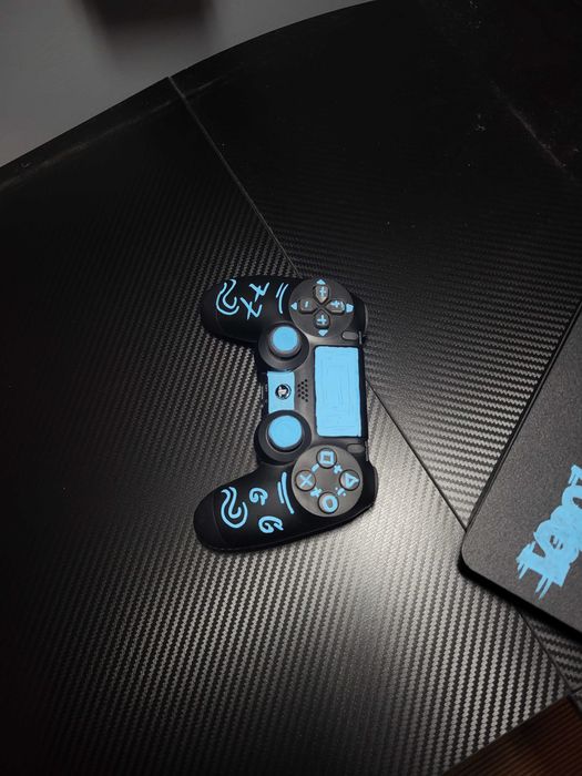 play station 4 + джойстик , перфектно състояние .