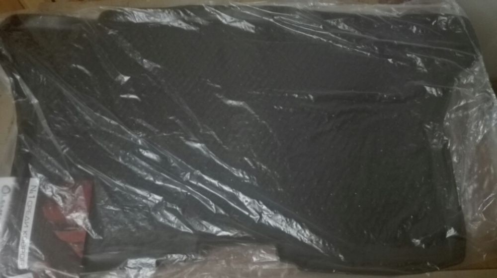 Полик в багажник на Nissan Tiida хетчбэк.