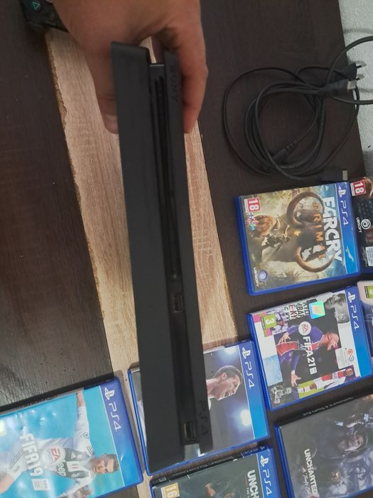 PlayStation 4 Slim + 9 jocuri – 670 lei