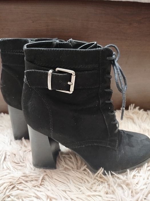 Черни велурени боти с висок ток, връзки и цип 38 номер