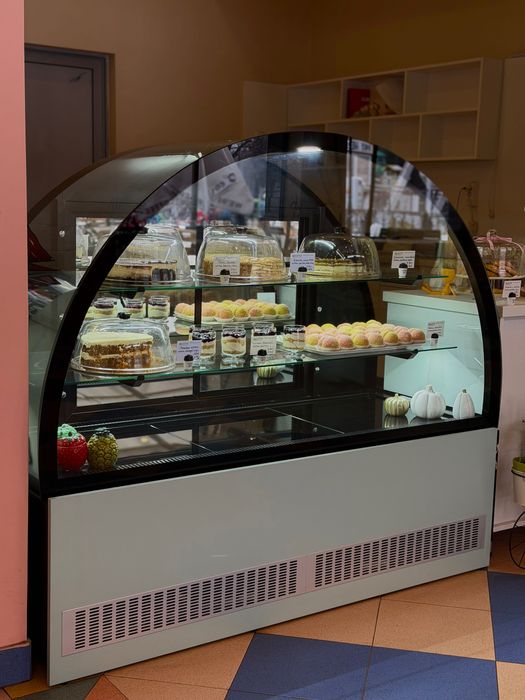 Сладкарска хладилна витрина