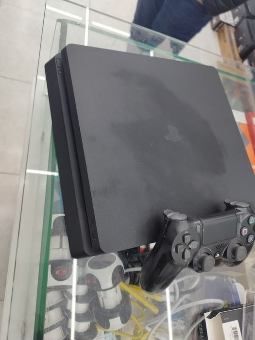 Play station 4 slim