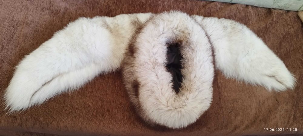 Продавам дамски кожени шапка и шал-яка